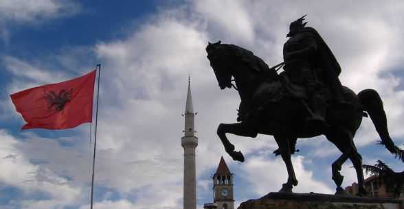 Albanische Nationalfahne und Nationalheld Skanderbeg