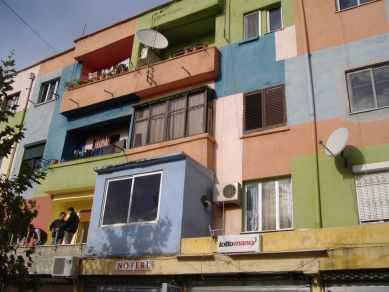 Bunte Hausfassade in Tirana, Albanien