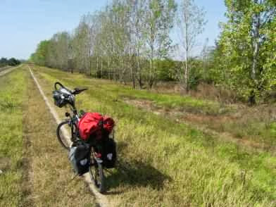 Fahrradweg auf dem Donau-Deich südlich von Budapest, Ungarn