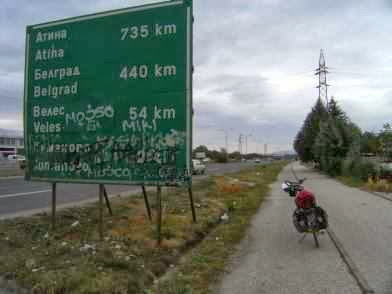 Fahrradweg an der Autobahn in Skopje, Mazedonien