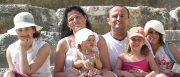Hankiss Attila mit seiner Familie am 25. Juni 2006, dem Tag des Attentats