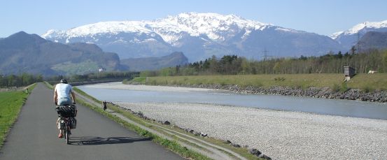 Radeln auf dem Rhein-Damm in Liechtenstein