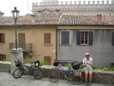 Mit zwei Räder fast auf der Spitze des Monte Titano in San Marino