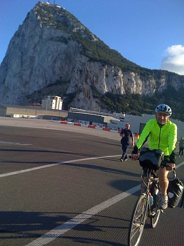 Gibraltar: Zu- und Abfahrt mit dem Fahrrad über das Flughafen-Rollfeld