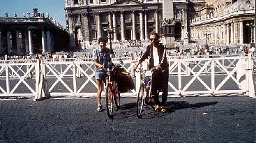 Georg Menke und Christoph Gocke auf dem Petersplatz in Rom 1982