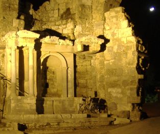 Antike Impressionen mit Fahrrad in Side bei Nacht