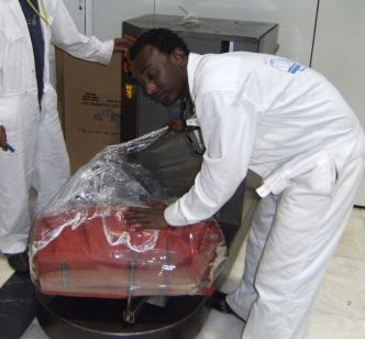 Flughafen Addis Abeba: Rucksack und Fahrradtaschen werden plastiniert
