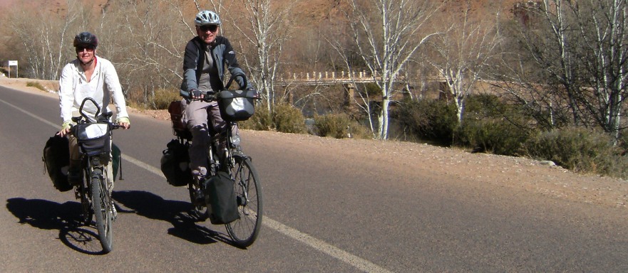 Mirjam Müller und Christoph Gocke on the Bikes im Dades-Tal, Marokko; Foto: Cecilia Romero