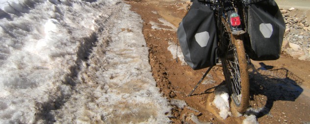 Panther Dominance Trekking im Schlamm mit Ortlieb-Satteltaschen auf dem Weg von der Dades- in die Todra-Schlucht, Marokko