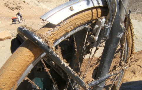 Panther Dominance Trekking im Schlamm auf dem Weg von der Dades- in die Todra-Schlucht, Marokko