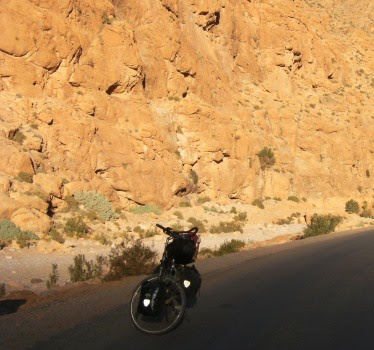 Panther Dominance Trekking in der Todra-Schlucht, Marokko