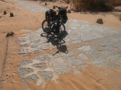 Trekking- und Reiserad T 400 vsf fahrrad manufaktur und Panther Dominance Trekking bei der Auberge Derakoua am Erg Chebbi, Marokko