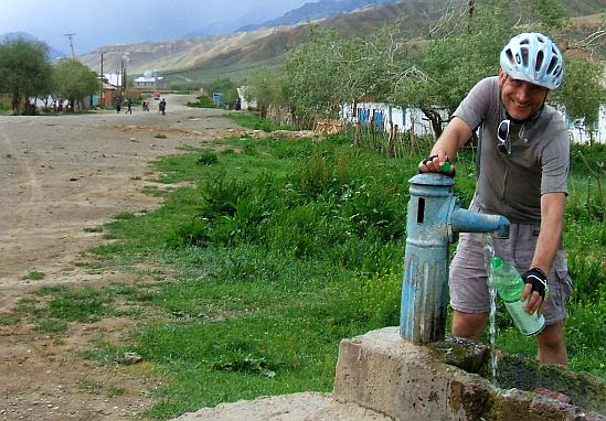 Chris an einer Wasserpumpe in Keng-Suu (Кенг-Суу)