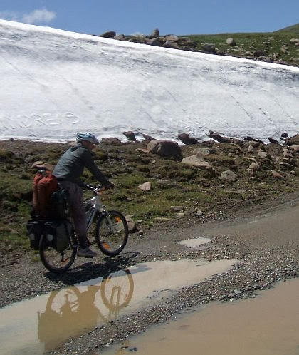 Chris vor Schneefeldern beim Anstieg zum Kalmak-Ashu-Pass (3445 m)