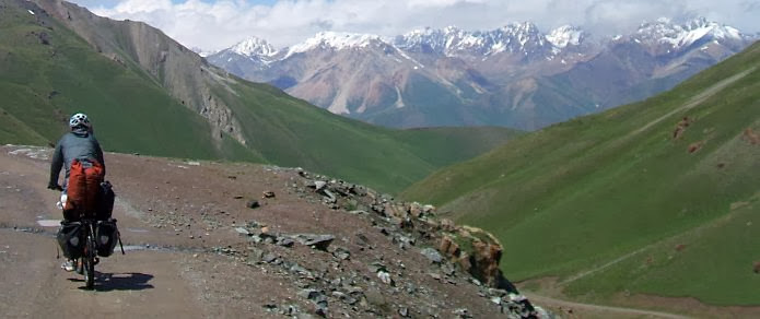 Chris on the Bike auf dem Kalmak-Ashu-Pass (3445 m)