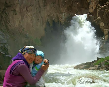 Wasserfall am Fuß des Terskei-Torpok