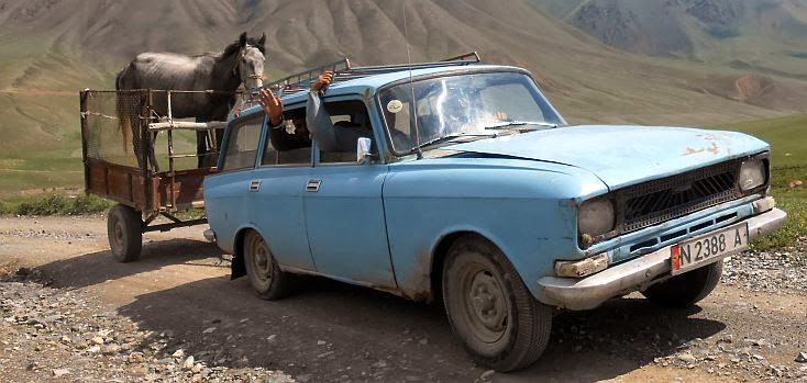 Kirgisisches Auto zieht Pferd im Anhänger