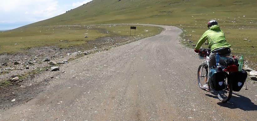 Miri on the Bike auf dem Kalmak-Ashu-Pass (3445 m)