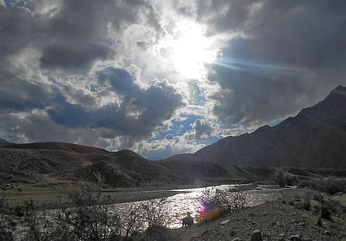Miri blickt auf die Furt am Song-Köl-Fluss (Koordinaten: N 41.667526, E 75.519762)
