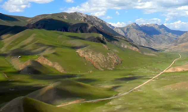 Weg durchs Korgo-Tal