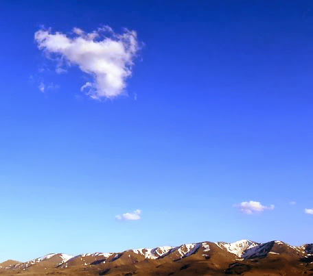 Wolken über dem Solton-Sary-Tal vor dem Kapka-Tash-Grat
