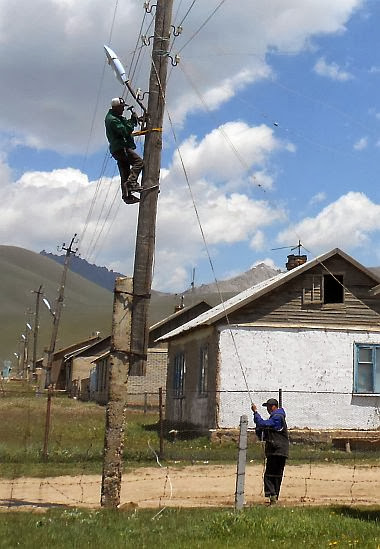 Installation der Straßenbeleuchtung in Zher-Kochku (Zherkochku, Dergochko, Dergachka, Жер-кочку)