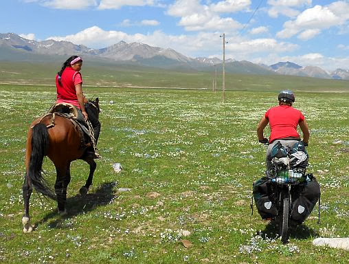 Junge kirgisische Reiterin mit Miri im Kara-Kudzhur-Tal
