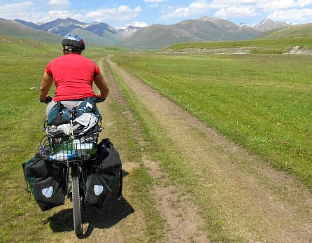 Miri on the Bike im Kara-Kudzhur-Tal