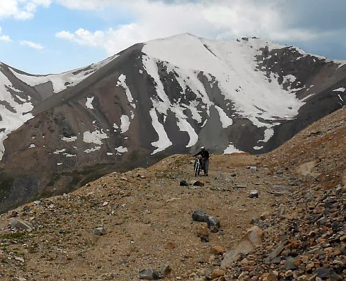 Kongurlen-Pass (Kongurlenk, Конгурленг, Конур-Улен, Конурулен, Хонгор-Олон, Конгур-Олен, Конгур Оленг, 3864 m): auf dem Serpentinen-Anstieg