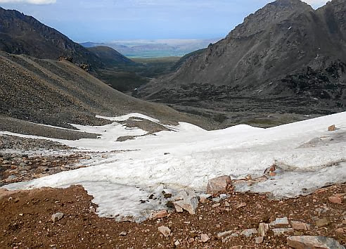 Kongurlen-Pass (Kongurlenk, Конгурленг, Конур-Улен, Конурулен, Хонгор-Олон, Конгур-Олен, Конгур Оленг, 3864 m; Koordinaten: N 41.974670 E 76.508105): Blick nach Norden