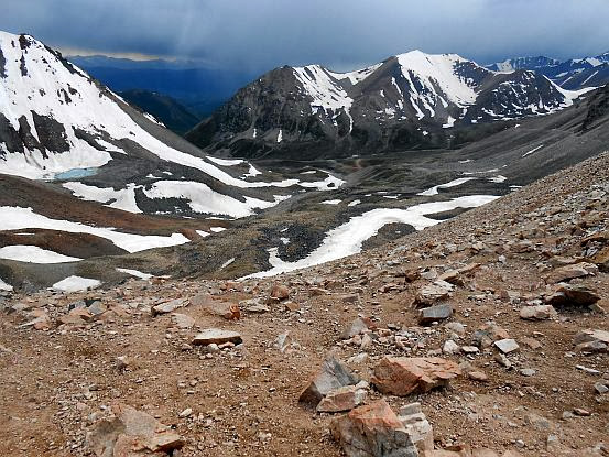 Kongurlen-Pass (Kongurlenk, Конгурленг, Конур-Улен, Конурулен, Хонгор-Олон, Конгур-Олен, Конгур Оленг, 3864 m; Koordinaten: N 41.974670 E 76.508105): Blick nach Süden