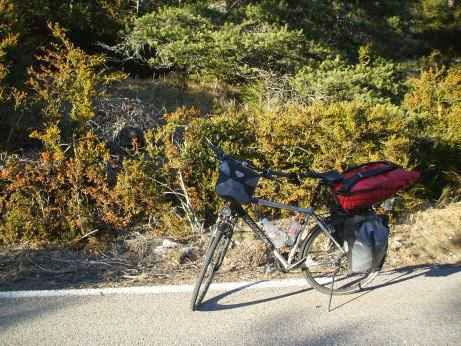 Herrenrad Panther Dominance Trekking mit Ortlieb-Taschen  in der Provence, Frankreich