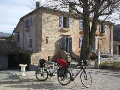 Die beiden Räder vor der Herberge 