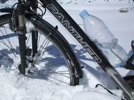 Panther Dominance Trekking im Schnee in den Pyrenäen, Frankreich