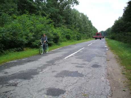 Gegenverkehr auf belarussischer Landstraße