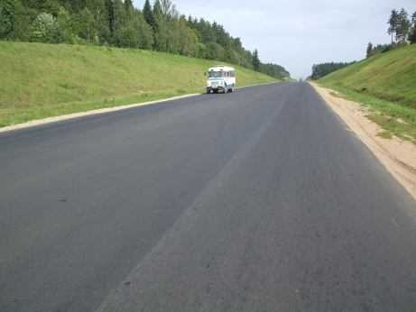 Belarus: Frischer Asphalt führt in den Norden