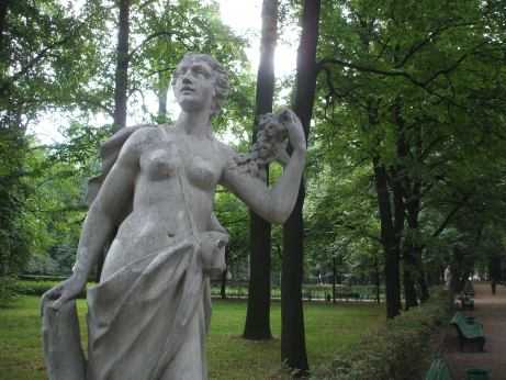 St. Petersburg: Akt im Sommer-Garten