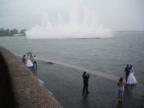 St. Petersburg: Hochzeitspaare posieren vor den Fontänen in der Newa