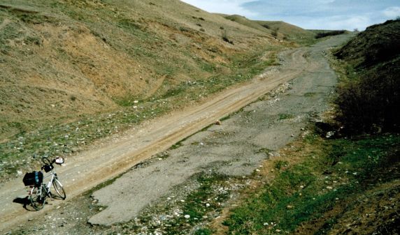 Asphaltreste als Straße in Georgien