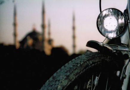Blitz im Vorderlicht vor Blauer Moschee in Istanbul