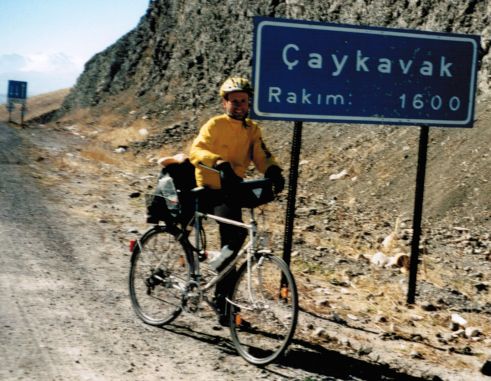 Chris on the Bike am Caykavak-Pass, 1600 m