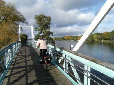 Sonja auf einer Brücke des Mauer-Radwegs bei Nieder Neuendorf