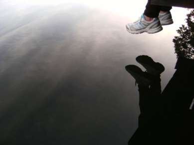 Sonjas Schuhe spiegeln sich im Trünnensee bei Neu Canow, Mecklenburg-Vorpommern