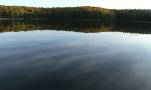 Leichte Bewölkung spiegelt sich im Trünnensee bei Neu Canow