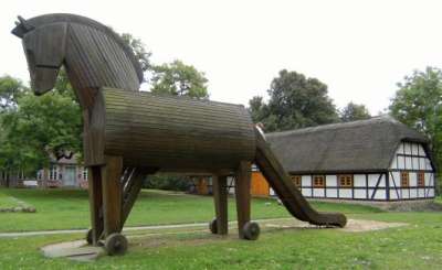 Sonja auf der Rutsche des Trojanischen Pferds von Heinrich Schliemanns Geburtsstadt Ankershagen, Mecklenburg