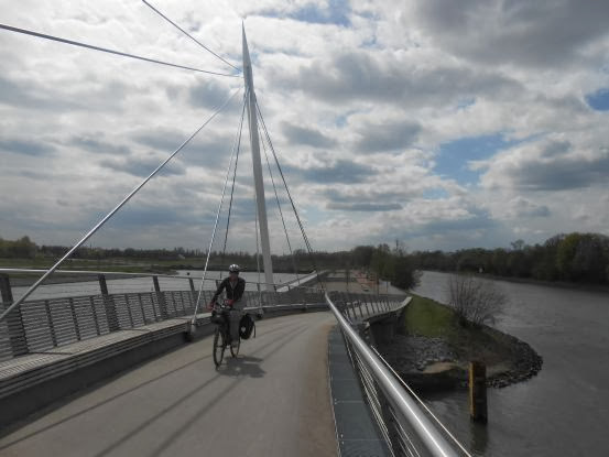 Miri on the Bike auf der doppelt gekrümmten Fußgänger-Radfahrer-Brücke Gelsenkirchen-Bismarck