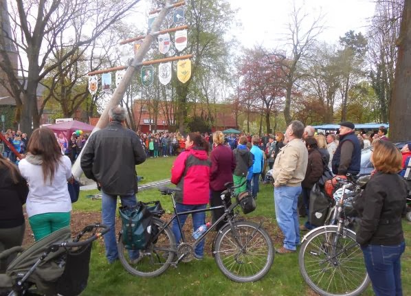 Maibaum-Aufstellen 2013 in Ahlen-Vorhelm
