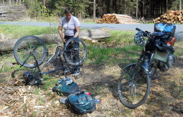 Platten: Fahrrad-Reparatur auf offener Strecke