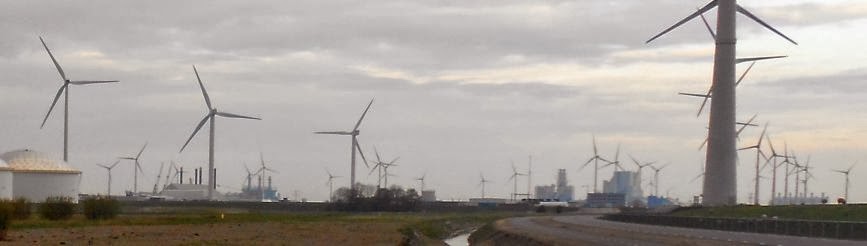 Hafen Eemshaven mit Windrädern, Eemsmond, Niederlande