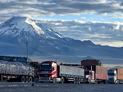 LKW-Stau am Morgen vor dem Sajama-Gipfel